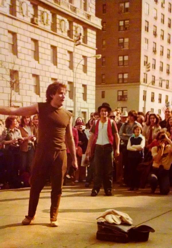 robin-williams-street-performance-new-york-1979